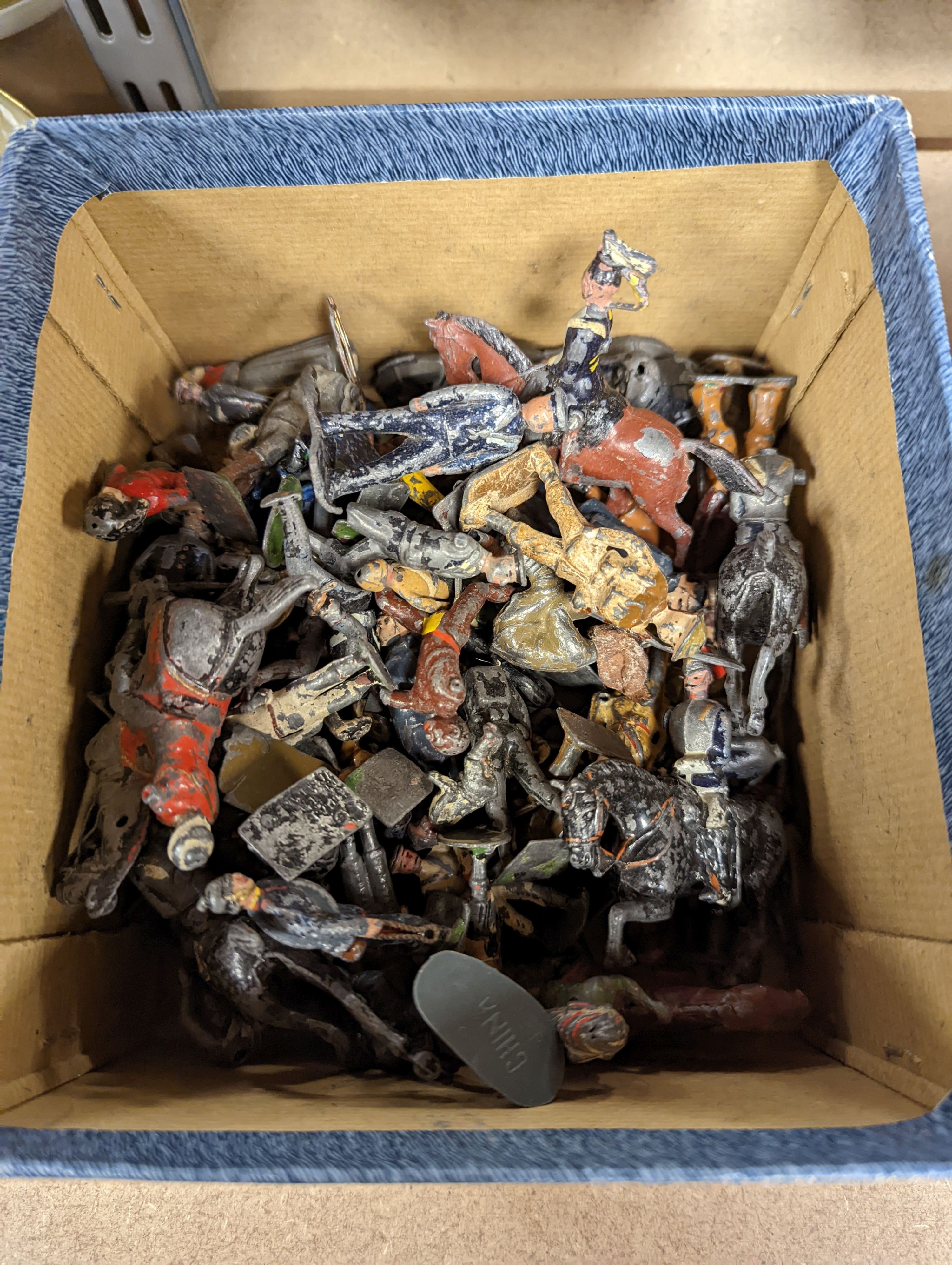 A mixed quantity of play-worn painted lead soldiers / figures